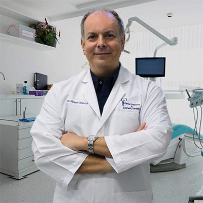 dentista especialista en implantes de diente